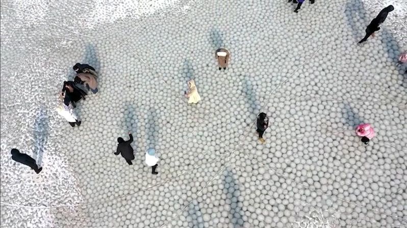 Jedna jako druhá: Pod hladinou zamrzlého čínského jezera se vytvořily tisíce ledových bublin